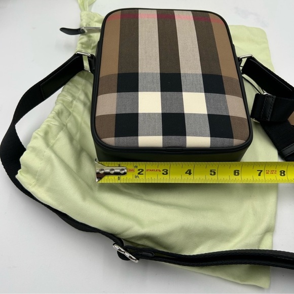 Burberry Paddy check canvas vertical Crossbody camera bag NWT - Picture 6 of 8